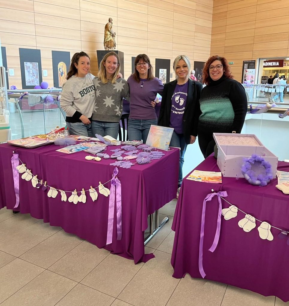 Il banchetto della Pro Tin allestito nella hall dell'ospedale Sant'Anna