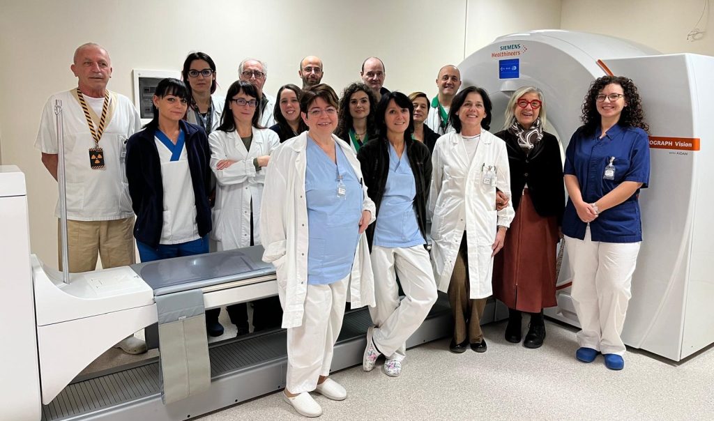 Foto di gruppo dell'équipe con la nuova Pet