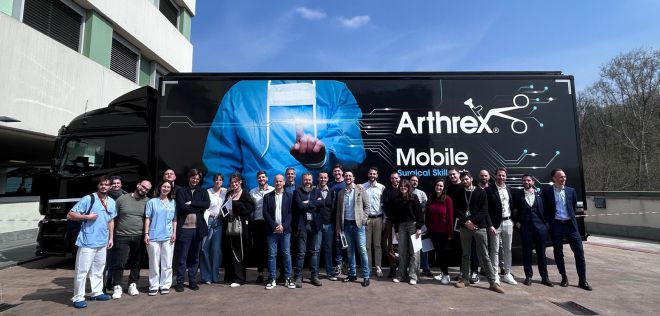 Ortopedia: formazione pratica per 24 specializzandi con il Mobile Lab di Arthrex