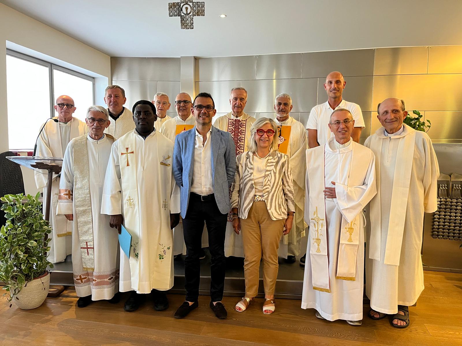 Foto di gruppo con i celebranti e i direttori