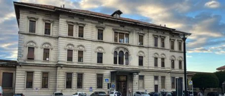 Nella foto la palazzina da cui si accede a piedi per entrare nell'area di via Napoleona